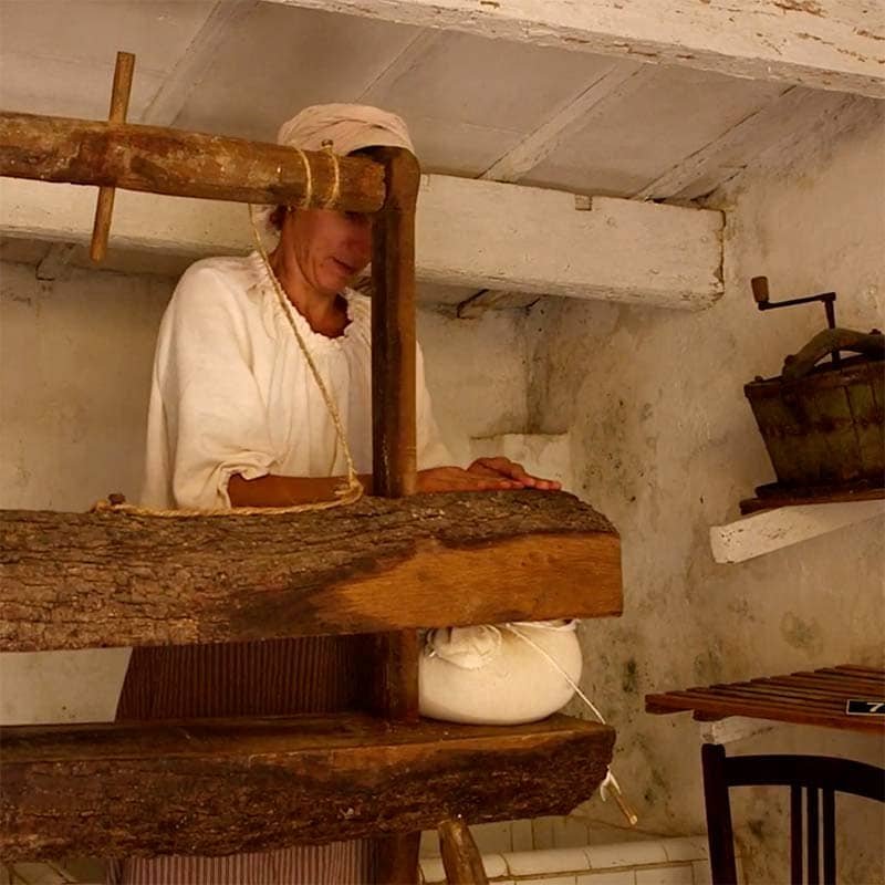Elaboración tradicional de queso artesano en Binissuès