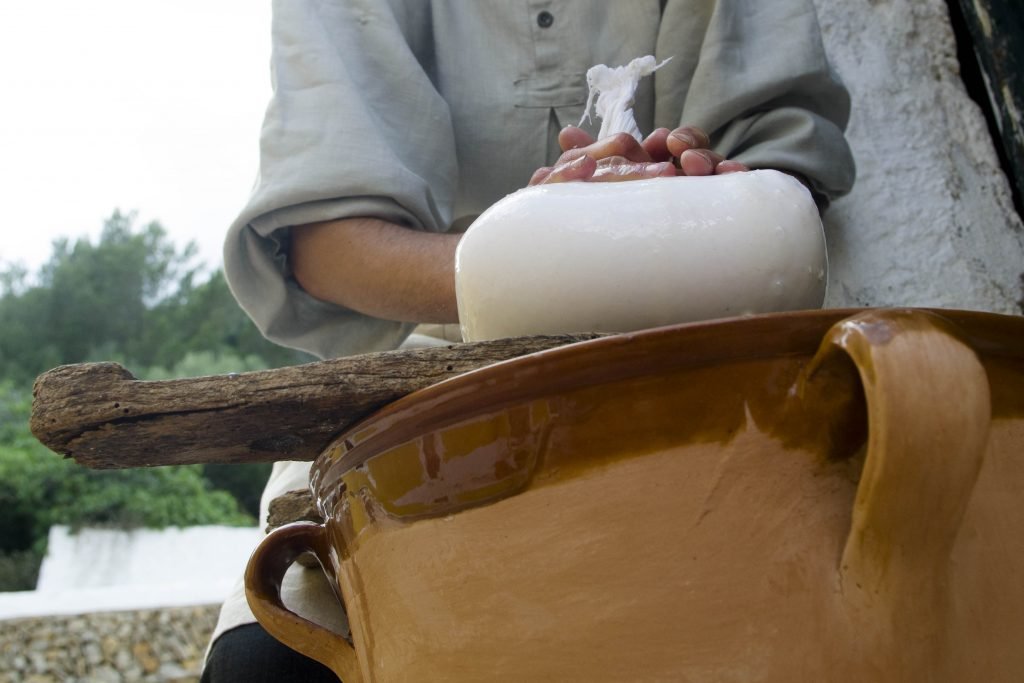 Elaboración tradicional de queso artesano en Binissuès