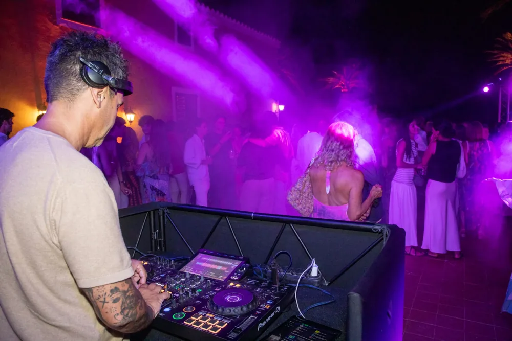 DJ y pista de baile durante una celebración nocturna